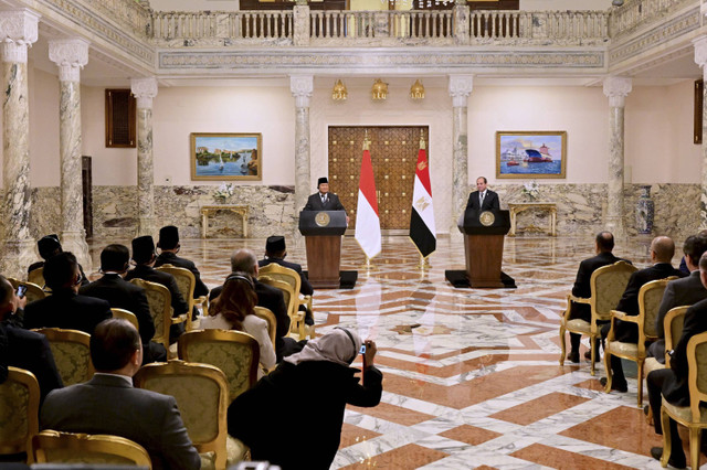 Presiden Republik Indonesia Prabowo Subianto menggelar pertemuan bilateral dengan Presiden Mesir Abdul Fattah El-Sisi di Istana Negara Mesir, Kairo, Rabu (18/12/2024). Foto: Dok. BPMI