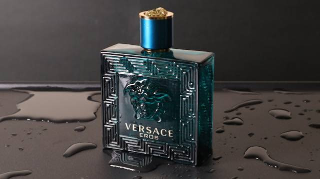 Ilustrasi rekomendasi parfum pria aigner blue. Sumber: Unsplash/Hatem Boukhit