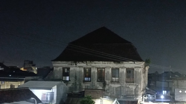 Gedung setan di Kecamatan Sawahan, Kota Surabaya, Rabu malam (18/12/2024) Foto: Farusma Okta Verdian/kumparan