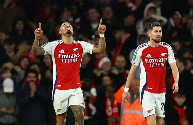 Selebrasi Gabriel Jesus dan Jorginho saat laga Arsenal vs Crystal Palace dalam perempat final Piala Liga Inggris di Stadion Emirates, Kamis (19/12) dini hari WIB. Foto: Action Images via Reuters/Andrew Boyers