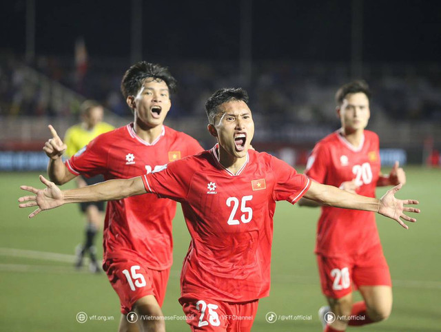 Selebrasi gol Doan Ngoc Tan saat Filipina vs Vietnam dalam laga lanjutan Grup B Piala AFF 2024 di Stadion Rizal Memorial, Manila, pada Rabu (18/12). Foto: VFF