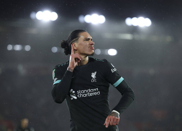 Pemain Liverpool Darwin Nunez berselebrasi usai mencetak gol ke gawang Southampton pada pertandingan Piala Liga Inggris di St Mary's Stadium, Southampton, Inggris, Rabu (18/12/2024).  Foto: Matthew Childs/Reuters