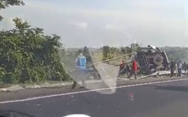 Kondisi bus yang terguling di KM 423 Tol Banyumanik, Kota Semarang. Foto: Dok. Istimewa