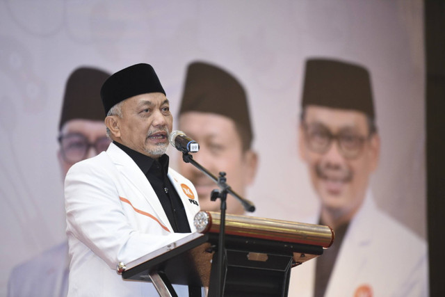 Presiden PKS Ahmad Syaikhu membuka secara resmi kegiatan Bimbingan Teknis (Bimtek) Jatijaya yang bertema "Menjadi Anggota Dewan yang Amanah, Cerdas, dan Berkhidmat" pada Selasa malam, (17/12/2024). Foto: Dok. PKS