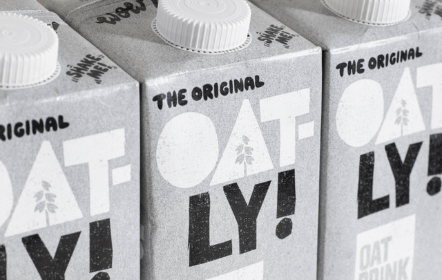 Ilustrasi susu oat brand Oatly asal Swedia. Foto: Maddie Red/Shutterstock