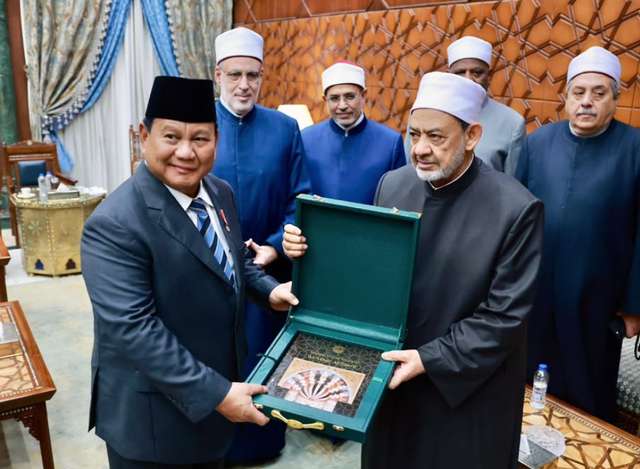 Presiden Prabowo dan Grand Syekh Al-Azhar, Imam Akbar Ahmed Al-Tayeb, di Mashiaket Al-Azhar, Kairo, pada Rabu, 18 Desember 2024. Foto: Dok Setkab RI