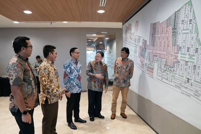 Direktur Jaringan dan Retail Banking Bank Mandiri Aquarius Rudianto (tengah) saat melihat konsep pembangunan hijau dan berkelanjutan Cikande Business Residence (CBR) dari PT Delta Mitra Sejahtera. Foto: Dok. Bank Mandiri