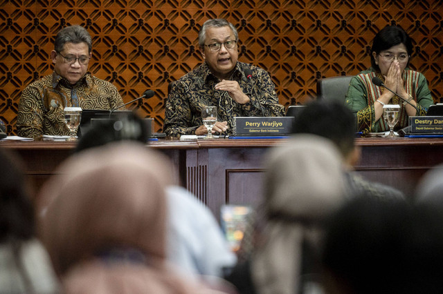 Gubernur Bank Indonesia (BI) Perry Warjiyo (tengah) didampingi Deputi Gubernur Senior Destry Damayanti (kanan) dan Deputi Gubernur Doni P Joewono (kiri) menyampaikan keterangan pers hasil Rapat Dewan Gubernur (RDG) BI di Jakarta, Rabu (18/12/2024). Foto: Aprillio Akbar/ANTARA FOTO