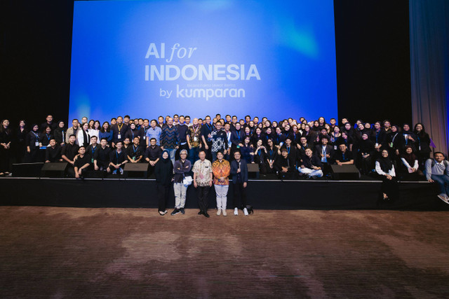 Foto bersama awak kumparan di AI for Indonesia 2024 by kumparan. Foto: Dok. Istimewa