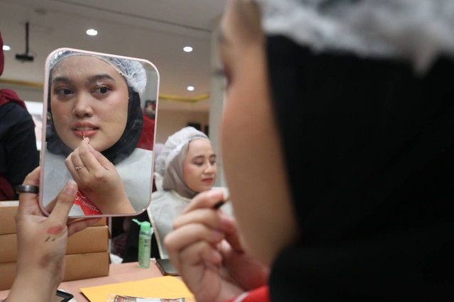 Rayakan Hari Ibu, Puluhan Perempuan Pekerja Perkebunan Ikut Beauty Class