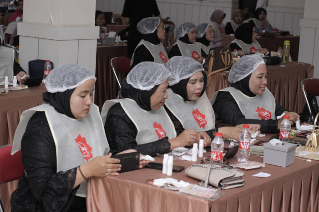 Rayakan Hari Ibu, Puluhan Perempuan Pekerja Perkebunan Ikut Beauty Class (1)