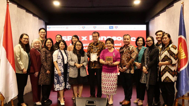 Sesi foto bersama dari pihak Manajemen LSPR Institute dan Panasonic Gobel