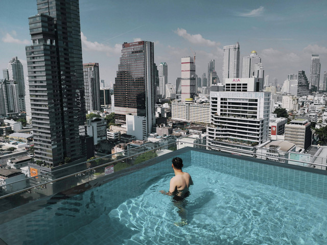 Kolam Renang Gajah Mada. Foto hanya sebagai ilustrasi saja, bukan tempat sebenarnya. Sumber: Pexels/jimmy teoh.