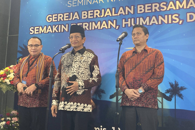 Menteri Agama Nasaruddin Umar bersama Ketua Panitia Natal Nasional 2024 Thomas Djiwandono usai menghadiri Seminar Natal Nasional, di Kantor Kementerian Agama, Jakarta Pusat, Kamis (19/12/2024). Foto: Alya Zahra/kumparan 