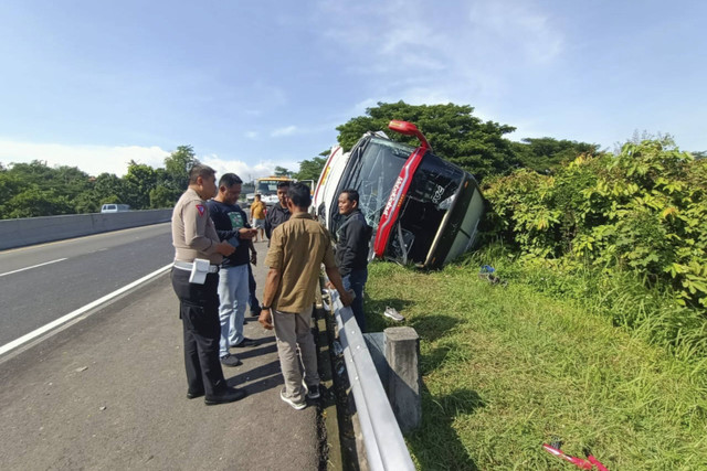 Kondisi bus yang terguling usai tabrak truk di Tol Banyumanik Semarang. Foto: Dok. Istimewa