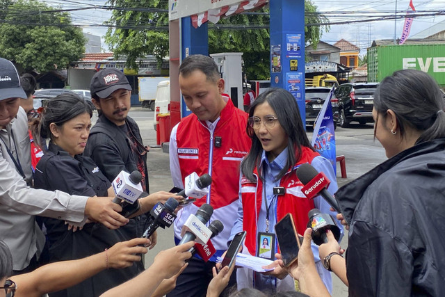 Korsek PT Pertamina Patra Niaga, Heppy Wulansari (kanan) dan VP Corporate Communication PT Pertamina Persero, Fadjar Djoko Santoso di SPBU Pondok Ungu, Bekasi pada Kamis (19/12/2024). Foto: Abid Raihan/kumparan