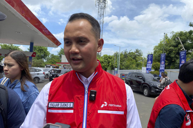 VP Corporate Communication PT Pertamina Persero, Fadjar Djoko Santoso di SPBU Pondok Ungu, Bekasi pada Kamis (19/12/2024). Foto: Abid Raihan/kumparan