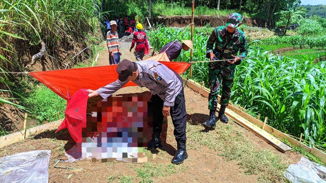 Polsek Pagerwojo Datangi TKP Orang Meninggal Mendadak di Pinggir Jalan 