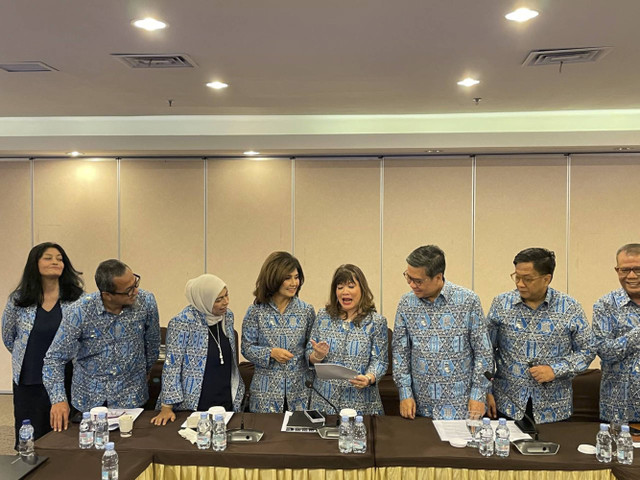 Ketua Umum Asosiasi Pengusaha Indonesia (APINDO) Shinta Kamdani dan Ketua Komite Analisis Kebijakan Ekonomi Bidang Perbankan dan Jasa Keuangan APINDO Aviliani di acara konferensi pers outlook perekonomian APINDO 2025 di Kantor APINDO. Foto: Ghifari/kumparan 