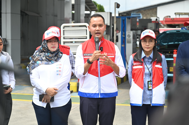 Vice President Corporate Communication Pertamina Fadjar Djoko Santoso memberikan keterangan pers kepada awak media mengenai kesiapan Pertamina dalam menjamin ketersediaan BBm jelang libur Natal dan Tahun Baru 2025 mendatang. Kegiatan ini berlangsung di SPBG Pondok Ungu, Bekasi. Kamis (19/12/2024). Foto: Dok. Pertamina