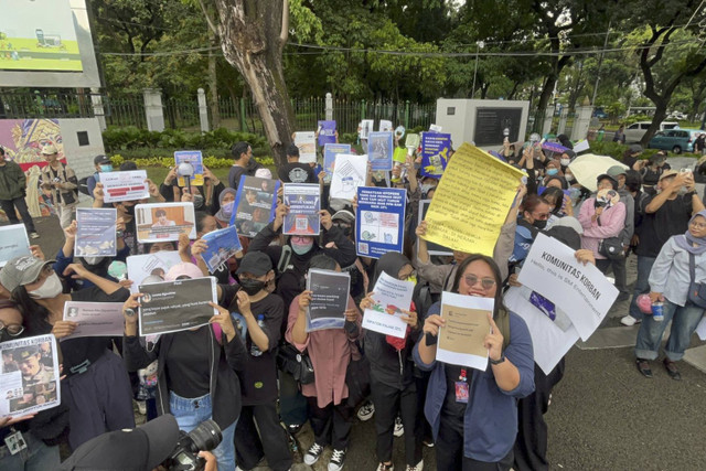 Pengunjuk rasa membentangkan poster saat aksi tolak ppn 12% di Jakarta, Kamis (19/12/2024). Foto: Rayyan Farhansyah/kumparan