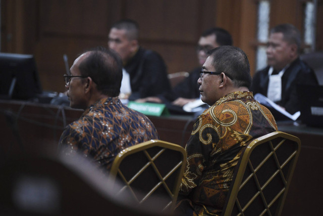 Sahata Lumban Tobing (kiri) dan Toras Sotarduga Panggabean (kanan) mengikuti sidang perdana dengan agenda pembacaan dakwaan di Pengadilan Tipikor Jakarta, Kamis (19/12/2024). Foto: Jonathan Devin/kumparan