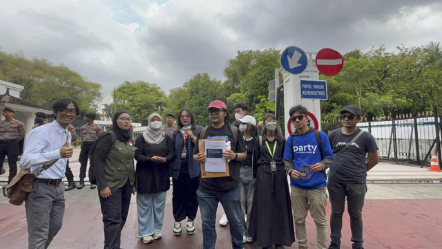 Perwakilan massa aksi masuk ke seketarian negara untuk memberikan petisi tolak pajak 12%. Foto: Rayyan Farhansyah/kumparan