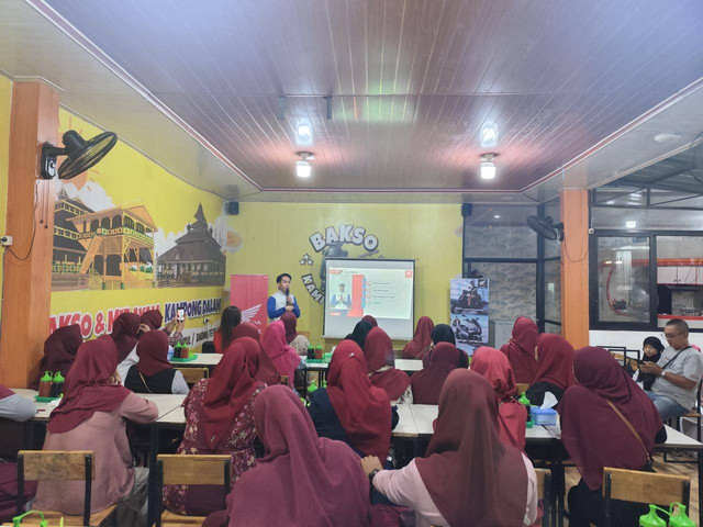 Asmo Kalbar memberikan edukasi keselamatan berkendara. Foto: Dok. Asmo Kalbar