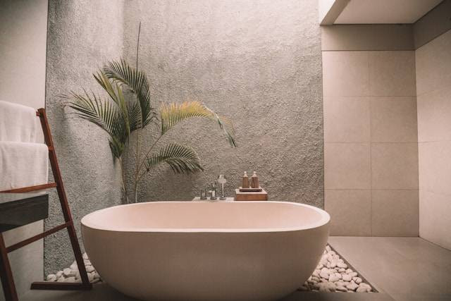 Hotel dengan bathtub di Batu, foto hanya ilustrasi, bukan tempat sebenarnya: Unsplash/Jared Rice