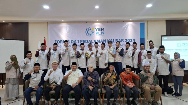 Para Dai Foto Bersama dengan Kepala Kemenag Kubu Raya, H. Ekhsan S.Ag, M.Si, Ketua IKADI Kalbar Ustadsz Burhansyah S.Ag. M.Pd  dan Ketua YBM PLN UID Kalbar, Mukhlis Zarkasih beserta pengurus di Ruang Tanggui Hotel Dangau Kubu Raya. Foto: Dok. PLN Kalbar