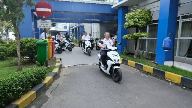 Kepala Dinas Perhubungan Dr Nyono ST MT (depan) beserta jajaran Dishub Jatim saat mencoba mengendarai EVITS. Foto: Humas ITS