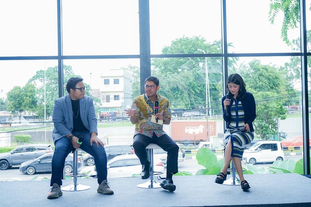 Sekretaris Jenderal Kementerian Perindustrian, Eko S.A. Cahyanto (tengah) dan CEO DKID Media, Rhodie Situmorang (kiri) pada Industrial Festival 2024 di Cibis Park, Cilandak, Jakarta Selatan. Foto: Dok. Kemenperin