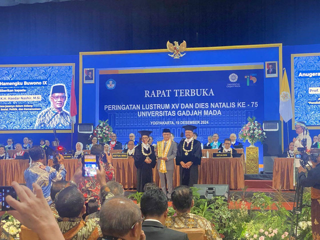 Haedar Nashir menerima Anugerah Hamengku Buwono IX Award di UGM, Kamis (19/12). Foto: Resti Damayanti/Pandangan Jogja