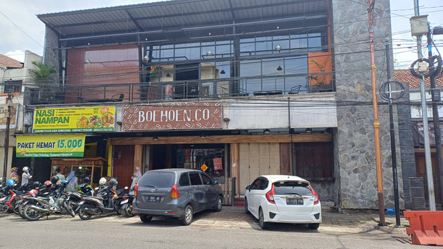 Tampak depan Cafe Boehoen.co di Sumedang yang hasil foto milik pribadi