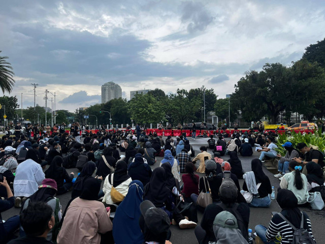 Sebagian massa aksi menolak PPN 12% yang lanjut mengikuti aksi kamisan, Kamis (19/12/2024). Foto: Rayyan Farhansyah/kumparan