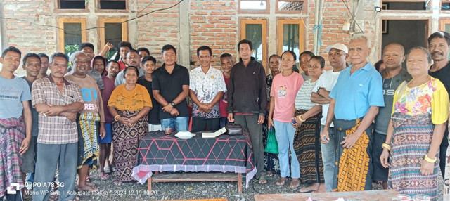 Keterangan foto:Pose bersama Anggota DPRD Sikka, Agustinus Feliksius Segon, ST dan warga Dusun Wolomotong saat reses pada Kamis (18/12/2024) pagi.