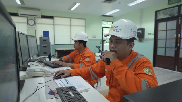 Ilustrasi petugas PLN Indonesia Power (PLN IP) mengecek sistem kelistrikan. Foto: PLN IP 