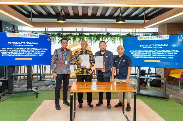 Direktur Ritel & Syariah Bank DKI, Henky Oktavianus, bersama Ketua KOPNUS, Joshua Rahmat, dan Bendahara KOPNUS, Tedja Surya Utara menandatangani perjanjian kerja sama pemanfaatan produk dan layanan perbankan, pada Selasa (17/12) di Jakarta. dok: Bank DKI