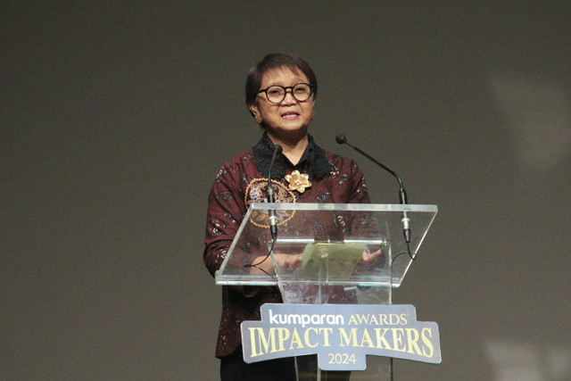 Mantan Kemenlu Retno Marsudi memberikan sambutan pada acara kumparan Awards Impact Makers 2024 di The Ballroom, Djakarta Theater, Jakarta, Kamis (19/12/2024). Foto: Aditia Noviansyah/kumparan