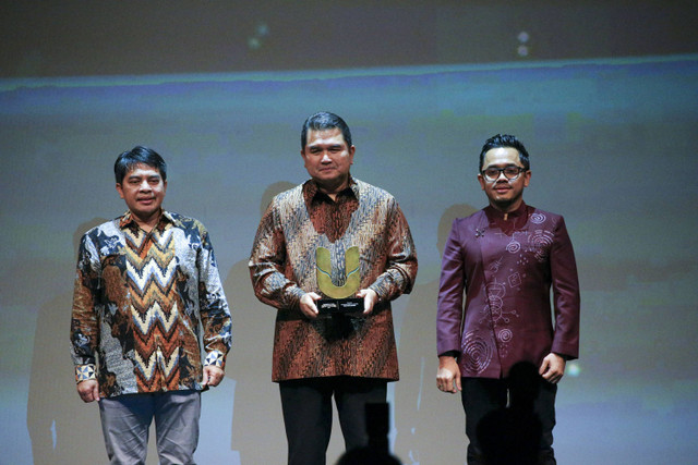 CEO kumparan didampingi Pemimpin Redaksi kumparan Arifin Asydhad menyerahkan piagam penghargaan kepada Dirut MIND ID Hendi Prio Santoso pada acara kumparan Awards Impact Makers 2024 di The Ballroom, Djakarta Theater, Jakarta, Kamis (19/12/2024). Foto: Aditia Noviansyah/kumparan