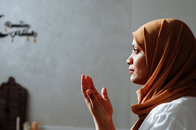 Ilustrasi susunan doa wirid setelah sholat fardhu. Foto: Pexels/Thirdman