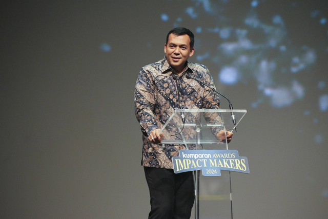 Wakil Menteri Imigrasi Silmy Karim memberikan sambutan usai menerima penghargaan kumparan Awards Impact Makers 2024 di The Ballroom, Djakarta Theater, Jakarta, Kamis (19/12/2024).  Foto: Aditia Noviansyah/kumparan