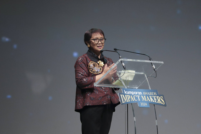 Mantan Kemenlu Retno Marsudi memberikan sambutan pada acara kumparan Awards Impact Makers 2024 di The Ballroom, Djakarta Theater, Jakarta, Kamis (19/12/2024). Foto: Jamal Ramadhan/kumparan