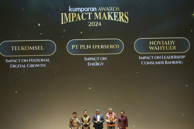 CEO kumparan didampingi Pemimpin Redaksi kumparan Arifin Asydhad menyerahkan piagam penghargaan kepada Telkomsel, PLN, dan Noviady Wahyudi pada acara kumparan Awards Impact Makers 2024 di Djakarta Theater, Kamis (19/12/2024). Foto: Aditia Noviansyah/kumparan