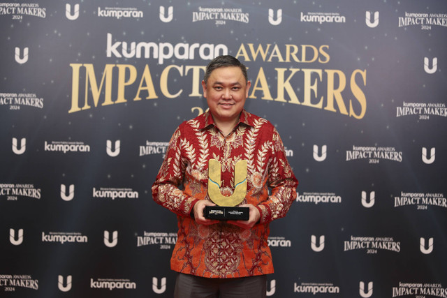 Direktur Consumer Banking CIMB Niaga Noviady Wahyudi menerima penghargaan kumparan Awards Impact Makers 2024 di The Ballroom, Djakarta Theater, Jakarta, Kamis (19/12/2024). Foto: Iqbal Firdaus/kumparan