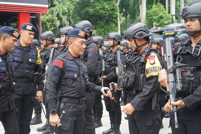 Dansat Brimob Polda Metro Jaya, Kombes Gatot Mangkurat Putra, saat apel gelar pasukan Operasi Lilin Jaya 2024. Dok. Istimewa