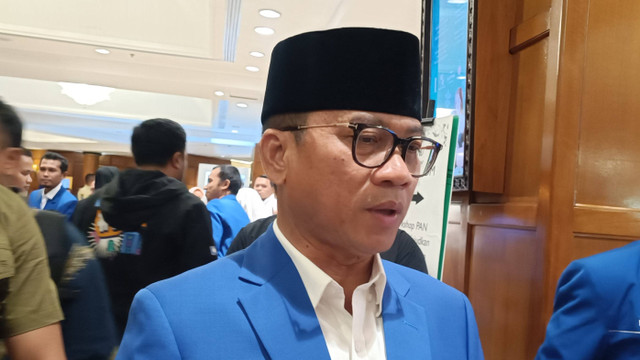 Menteri Desa dan Pembangunan Daerah Tertinggal sekaligus Wakil Ketua Umum PAN, Yandri Susanto usai acara Bimbingan Teknis (Bimtek) anggota DPRD PAN seluruh Indonesia di Ballroom Hotel Shangri-La, Surabaya, pada Kamis (19/12/2024)  Foto: Farusma Okta Verdian/kumparan