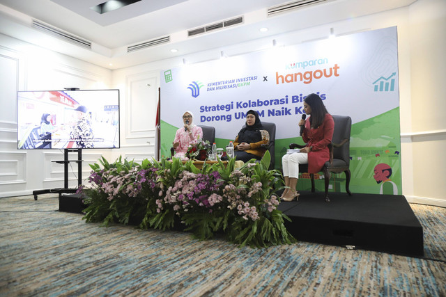 Direktur Pemberdayaan Usaha Kementerian Investasi dan Hilirisasi/BKPM Anna Nurbani bersama Kepala Departemen Humas & CSR Transjakarta Ayu Wardani saat kumparan Hangout bersama Kementerian Investasi dan Hilirisasi/BKPM di Jakarta, Kamis (19/12/2024). Foto: Iqbal Firdaus/kumparan