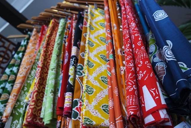 Tempat Beli Batik Laweyan. Foto Hanya Ilustrasi, Bukan Sebenarnya. Sumber Foto: Unsplash.com/Iniizah