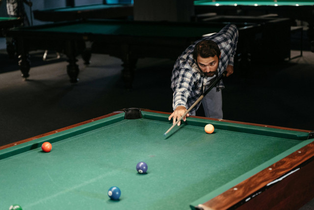 Tempat Billiard di Jaksel. Foto hanya sebagai ilustrasi saja, bukan tempat sebenarnya. Sumber: Pexels/MART PRODUCTION.